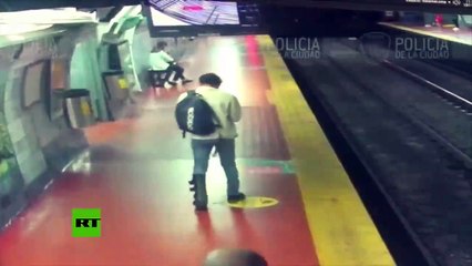 Download Video: #CCTV:  Hombre cae a las vías del metro por estar mirando su teléfono celular