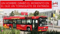 Captan fantasma entrando a estación del Metrobús en México