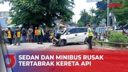Mobil Sedan dan Minibus Rusak Parah akibat Tertabrak Kereta Api