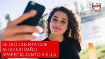 Una chica se toma selfie y capta escalofriante niña fantasma