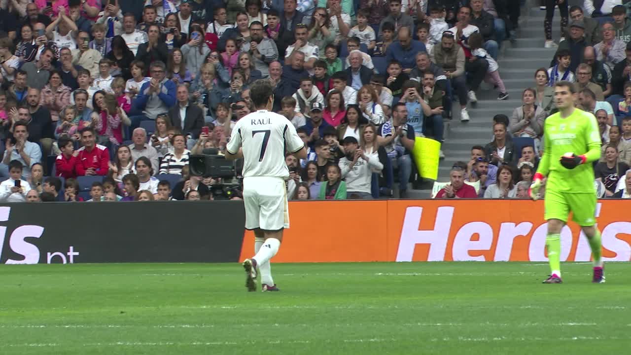 Momentazo entre capitanes: Raúl y Casillas