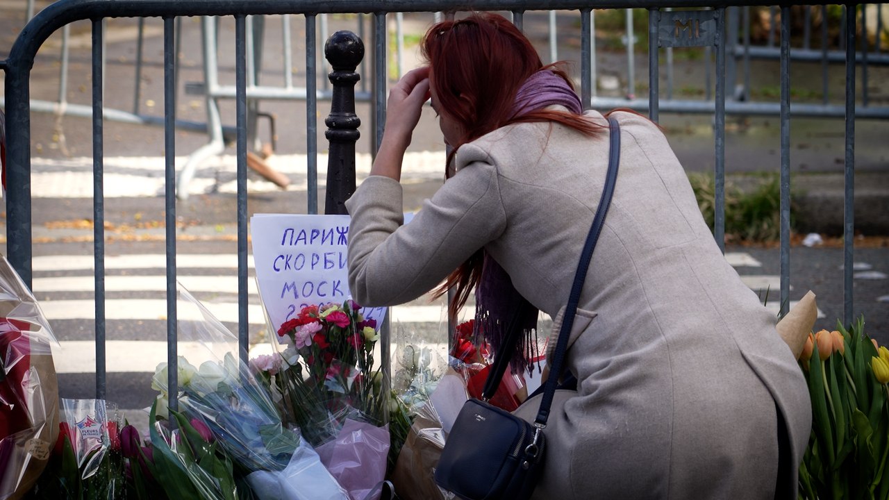 À Paris, les Russes « sous le choc » de l’attentat de Moscou déposent des fleurs devant leur ambassade