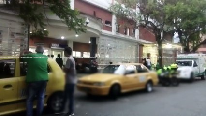 21-10-17 Mujer fue atacada a tiros al interior de un taxi en Bello