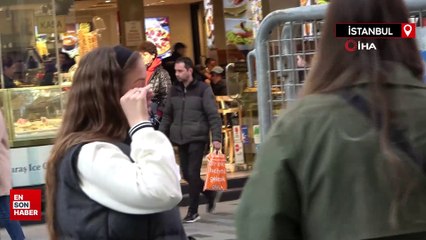 İstanbul’da Rus vatandaşlar konsolosluk binası önüne çiçek bırakarak mum yaktı