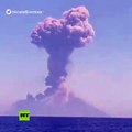 Volcán Estrómboli en Italia entra en erupción con una gran explosión y emisiones de lava y ceniza