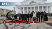 Flores en San Petersburgo para las víctimas del atentado de Moscú
