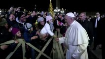 Papa Francisco es jalado por una mujer en el Vaticano y asi reacciono