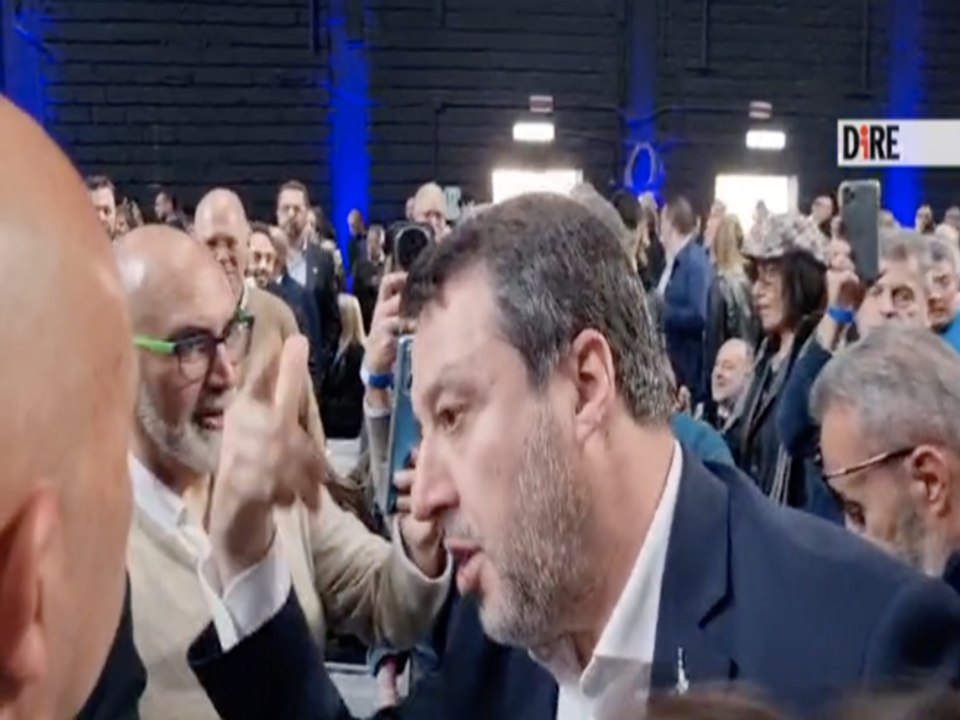 Salvini infastidito dalla musica: «Mettete qualcosa di diverso, questa è da ricovero»