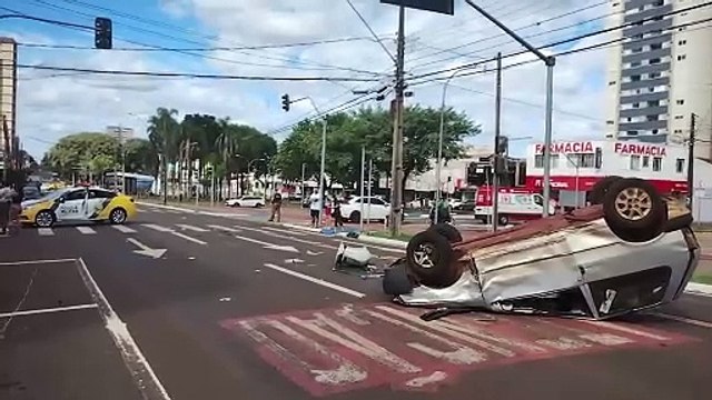 Acidente seguido de capotamento é registrado na avenida Brasil