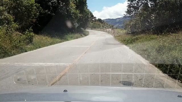 21-04-2021 Reportan 'tremendos' huecos en la vía Sonsón-La Unión