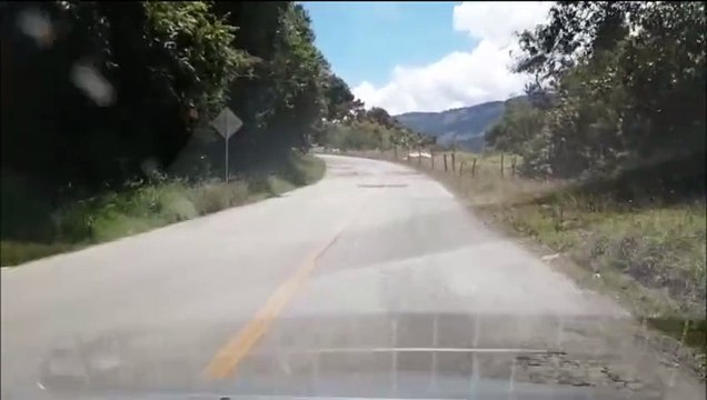 21-04 Reportan 'tremendos' huecos en la vía Sonsón-La Unión