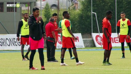 15-11-18 En Rionegro aguilas el premio por avanzar a cuartos lo repartieron entre todos los trabajadores del equipo