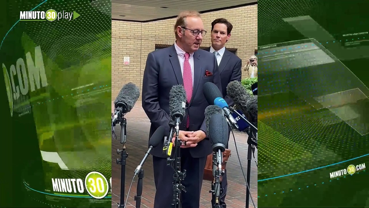 Kevin Spacey habló con la prensa después de ser absuelto de todos los cargos de agresión sexual en Inglaterra