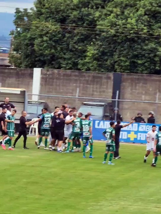Torcedores e jogadores entram em confronto em estádio após jogo de semifinal entre Gama e Ceilândia