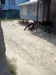 Hondureño intenta robarle arma a policía municipal