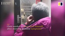 La madre del doctor en Wuhan llora mientras envía comida a su hijo en cuarentena
