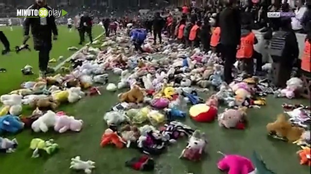 Sentido homenaje. lluvia de peluches durante partido de fútbol para niños de Turquía