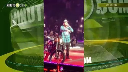 ¡Qué susto! en concierto Anuel tira una moto encim