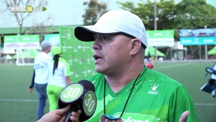 Erney Cardona, quien dirige a su hijo Matías en el Babyfutbol, celebró con él clasificación a cuartos