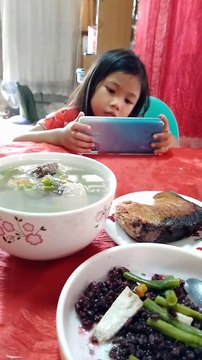 Ang batang busy sa kanyang CP at ang black Rice