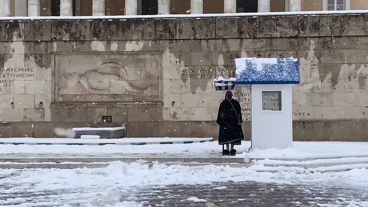 Medea sigue azotando Grecia con nieve en Atenas y parón en la vacunación