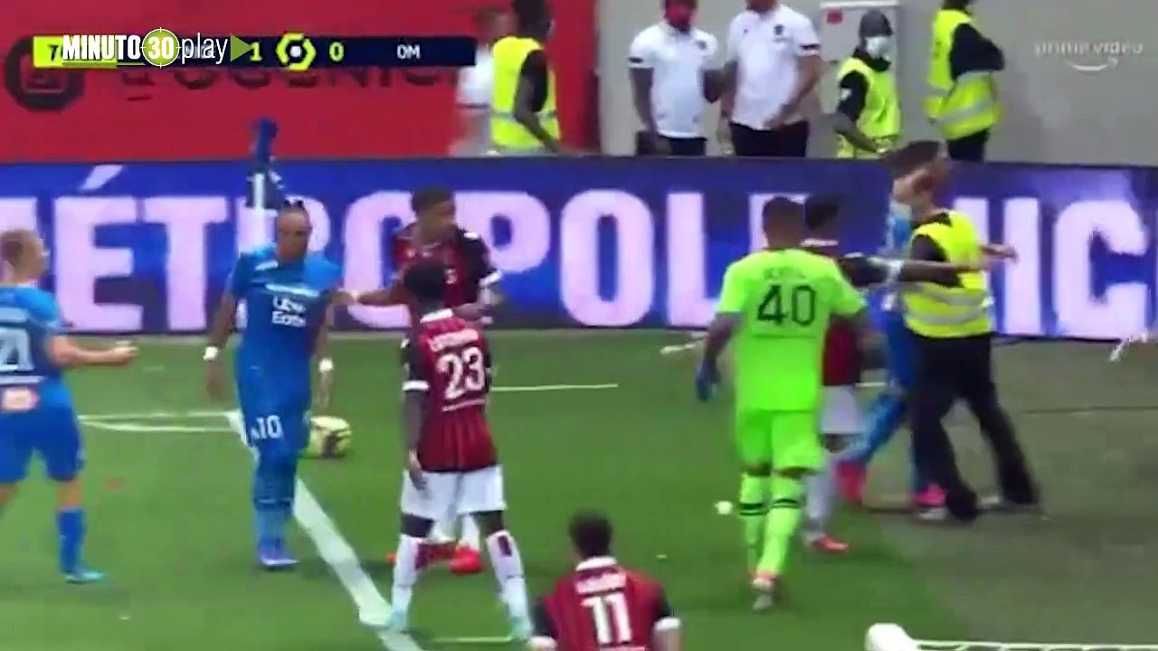 Tremenda batalla campal Hinchas del Niza le lanzan botella a jugador del Marsella
