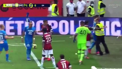 Tremenda batalla campal Hinchas del Niza le lanzan botella a jugador del Marsella