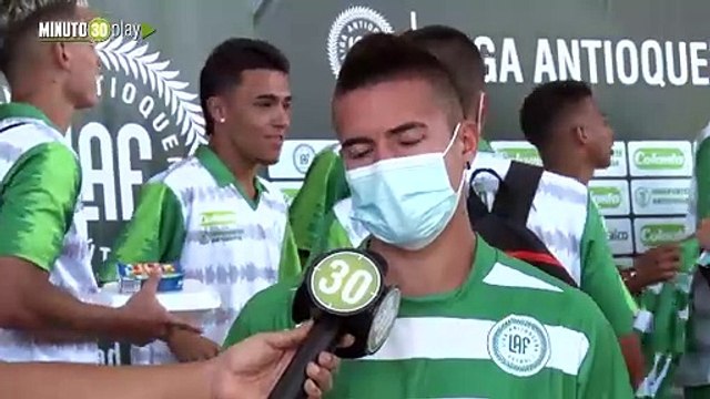 Futbolistas antioqueños, recibieron con orgullo la bandera del departamento