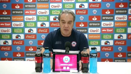 Lasarte no descarta situar a Vidal como delantero centro ante Colombia