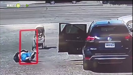 Coche salió rodando con un bebé adentro en estados Unidos, fue atrapado por un héroe