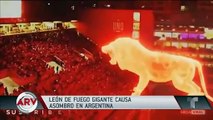 Gigante león de fuego irrumpe estadio de fútbol y causa asombro entre asistentes