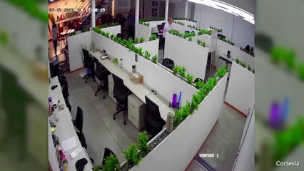 19-07-19 Entraron a una empresa en Barrio Colombia y mientras unos campaneaban otro se llevó un computador