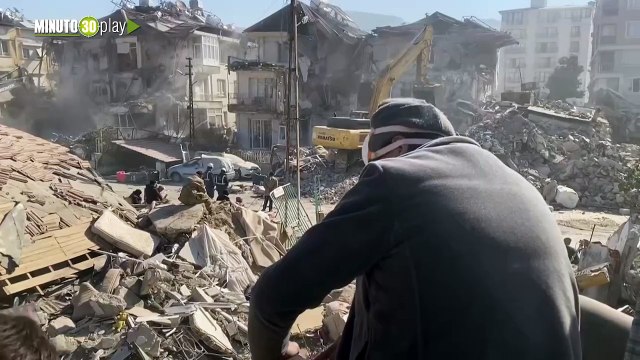 Rescatan a una mujer tras 258 horas entre los escombros en Turquía