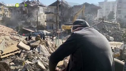 Rescatan a una mujer tras 258 horas entre los escombros en Turquía