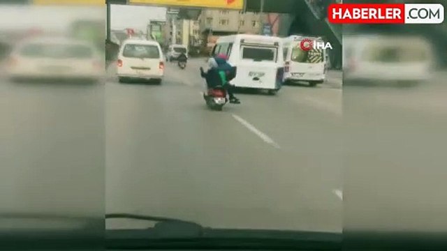 Motosiklet sürücüsünün ailesiyle beraber tehlikeli yolculuğu kamerada