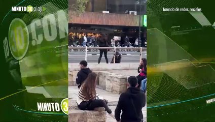Mujer pasea a un hombre con una correa como un perro en España
