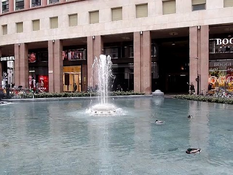 PIAZZA SAN BABILA A MILANO (ITALY)