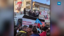 Zafer Partisi Genel Başkanı Ümit Özdağ, Bursa’da AKP’nin iftarı için bekleyen vatandaşlara otobüsten konuşma yaptı
