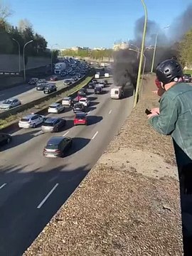 Le #journalisme est un #métier où l'on passe la moitié de sa vie à parler de ce qu'on connaît pas et l'autre moitié à taire ce que l'on sait. Sans eux, c’est la #frustration, à preuve: vous aimeriez avoir plus d’infos sur cette #scène #filmée hier ;-)