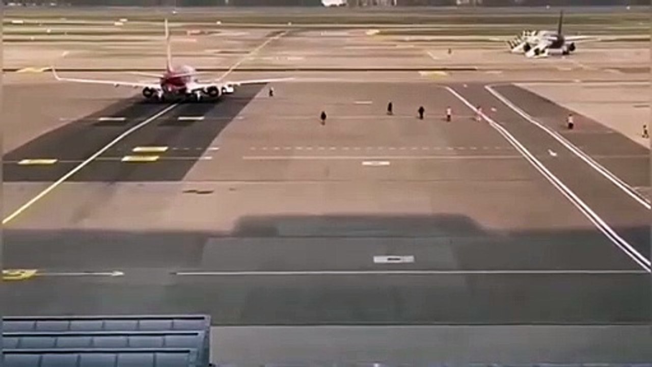 #Milan, #Italie: Au moment du décollage, venus de nulle part, quatre #militants du réseau « No CPR » font irruption dans l’aire de trafic de l’aéroport et empêchent le #Boeing 737-8B6  de poursuivre ses #manœuvres et empecher une expulsion d’un Marocain