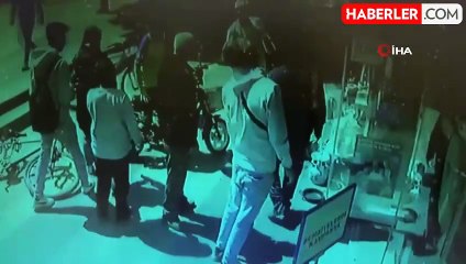 Elektrikli bisiklet vitrinden içeri girdi, o anlar kamerada