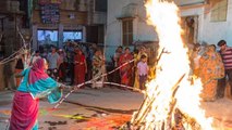 Holika Dahan 2024: होलिका दहन में क्या डालना चाहिए | होलिका दहन में क्या चढ़ाना चाहिए | Boldsky