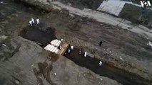 Cuerpos sepultados en fosa comun en NYC en medio de la pandemia