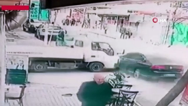 'Dur' ihtarına uymayan sürücü 4 araca çarpıp kaçtı