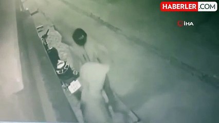 Maskeli şahıslar park halindeki motosikleti böyle çaldı