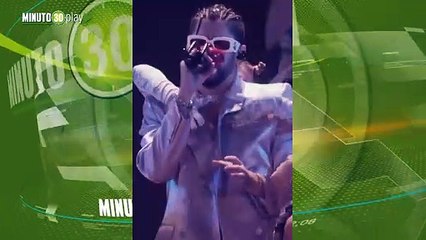 Bad Bunny se besó con un un hombre y una mujer