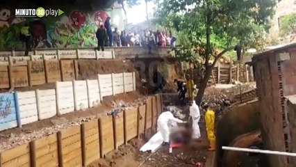 Muerta y con heridas de arma blanca en el pecho, así sacaron a una joven mujer de la quebrada La Herrera