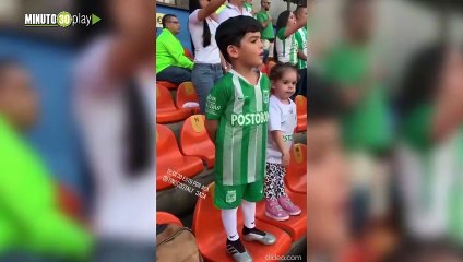 Hijos de Cucchi y Tino Costa cantaron el himno de Antioquia en las tribunas del Atanasio