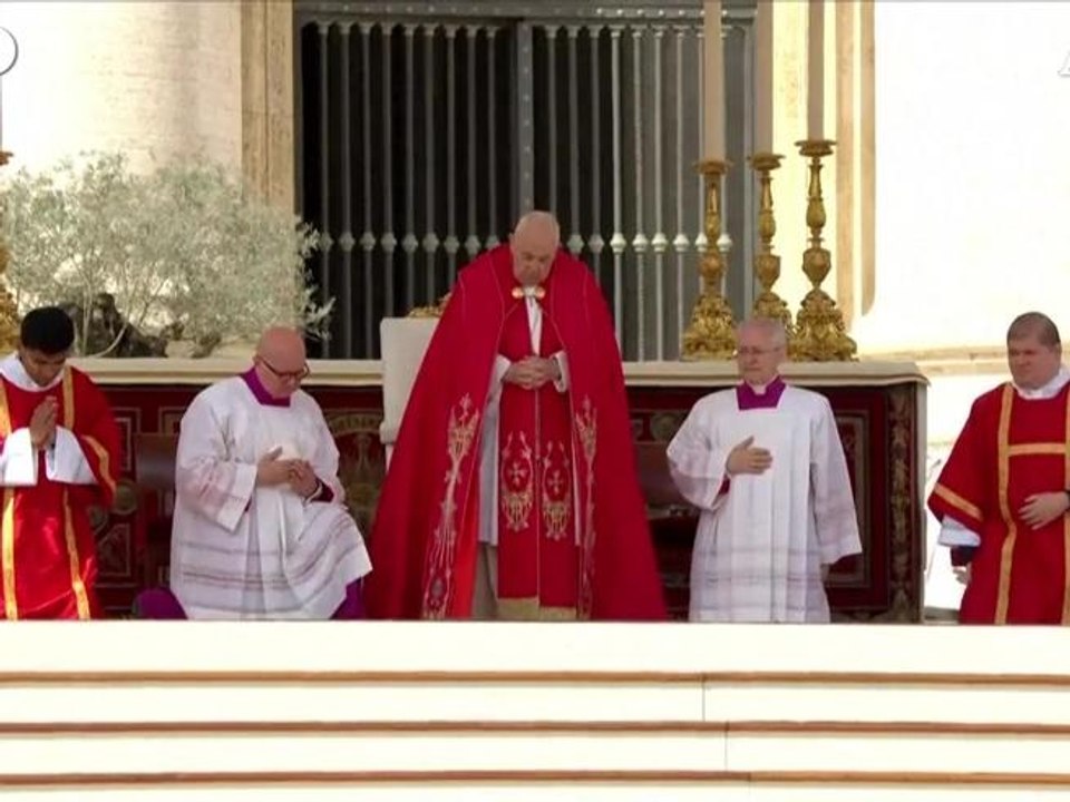 Il Papa in piedi e in silenzio: non legge l’omelia e la piazza resta in attesa