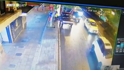 El momento exacto en el que es asesinado el joven que estaría cometiendo un atraco cerca al Parque Belén